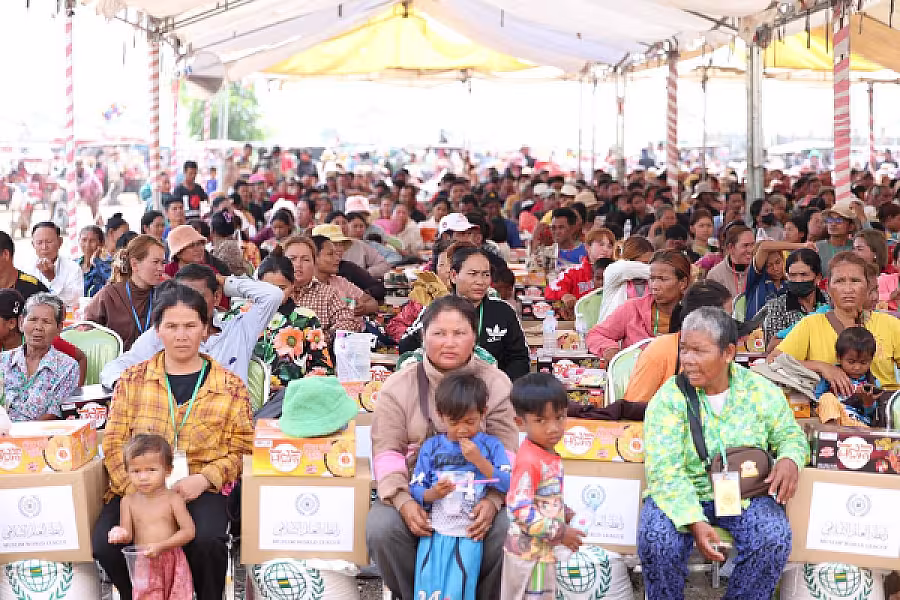 ឯកឧត្តម គន់ គីម អញ្ជើញចូលរួមចែកអំណោយរបស់អង្គការសម្ព័ន្ធពិភពឥស្លាមជូនជនភៀសសឹកស្នាក់នៅផ្ទះបណ្តោះអាសន្នរបស់ អ.ន.ក. - Image 9