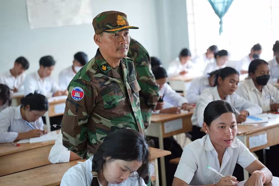 លោកឧត្តមសេនីយ៍ឯក ពៅ ស៊ា ចុះពិនិត្យវឌ្ឍភាព និងសាកសួរសុខទុកយោធិនពិការរស់នៅ មជ្ឈមណ្ឌលអភិវឌ្ឍយោធិនពិការសម្ដេចតេជោ ហ៊ុន សែន គូលែន៣១៧ - Image 4