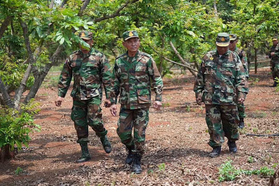 លោកឧត្តមសេនីយ៍ឯក ពៅ ស៊ា ចុះពិនិត្យវឌ្ឍភាព និងសាកសួរសុខទុកយោធិនពិការរស់នៅ មជ្ឈមណ្ឌលអភិវឌ្ឍយោធិនពិការសម្ដេចតេជោ ហ៊ុន សែន គូលែន៣១៧ - Image 5