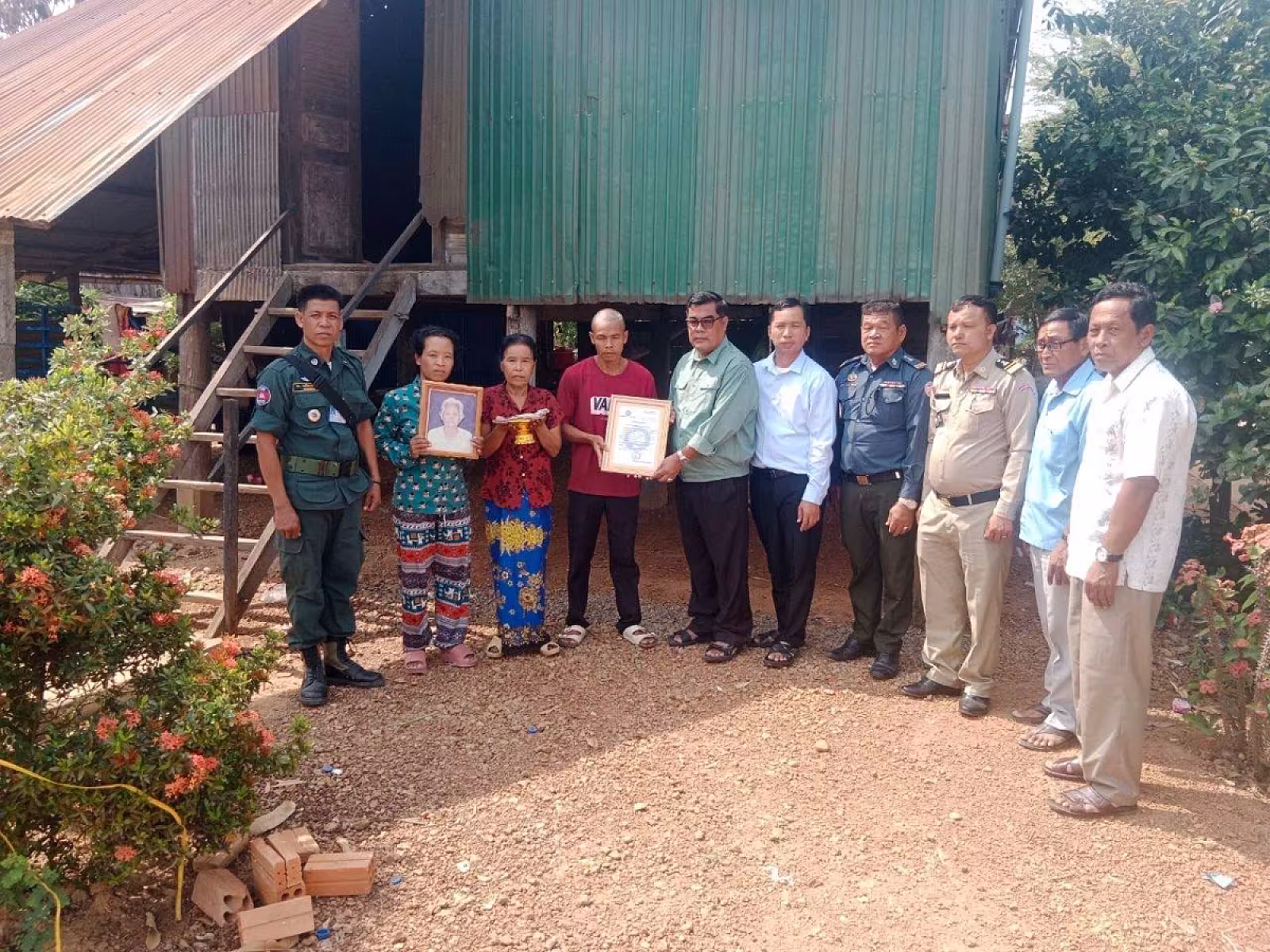 អ.ន.ក.ស្រុកមោងឫស្សី នាំយកថវិកាបេឡាមរណសង្គ្រោះជូនគ្រួសារសពជាសមាជិក