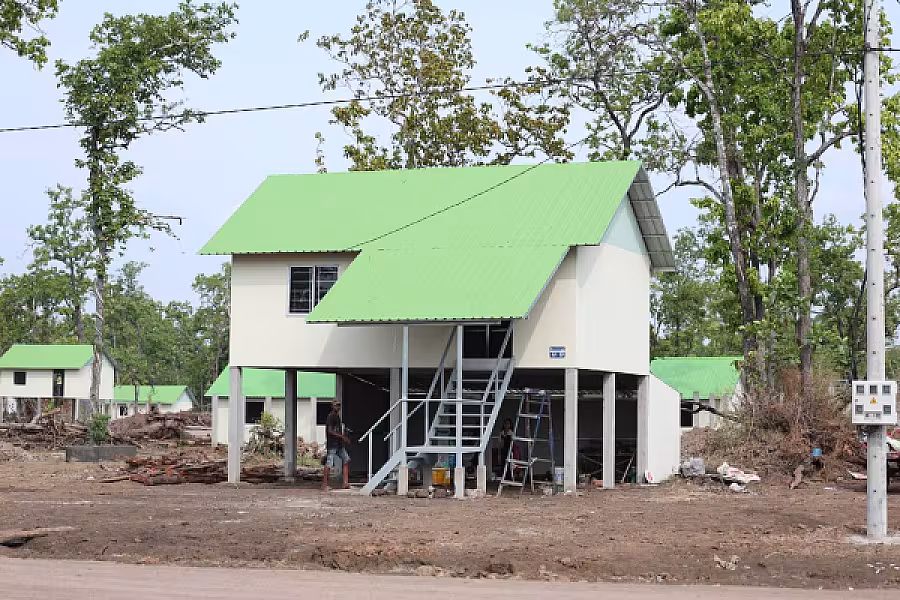 ឯកឧត្តម គន់ គីម អញ្ជើញចុះពិនិត្យការងារសាងសង់ផ្ទះ និងជួបពលរដ្ឋភៀសសឹកស្នាក់នៅផ្ទះបណ្តោះអាសន្នរបស់សមាគមអតីតយុទ្ធជន និងនិវត្តជនកម្ពុជា - Image 18