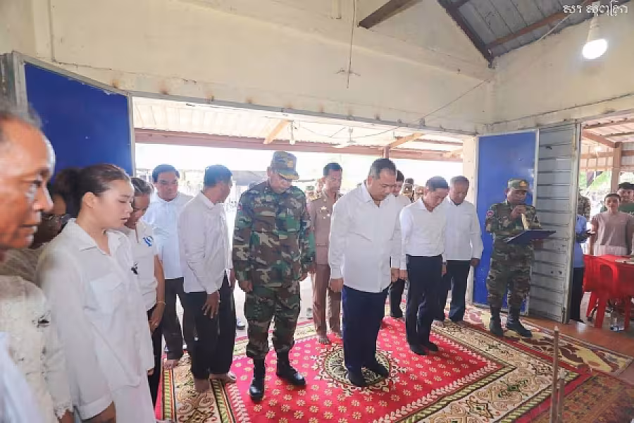 ឯកឧត្តម សរ សុពុត្រា ប្រធាន អ.ន.ក. ខេត្តស្ទឹងត្រែង អញ្ជើញគោរពវិញ្ញាណក្ខន្ធ និងនាំយកអំណោយជូនគ្រួសារសពសមាជិក - Image 4