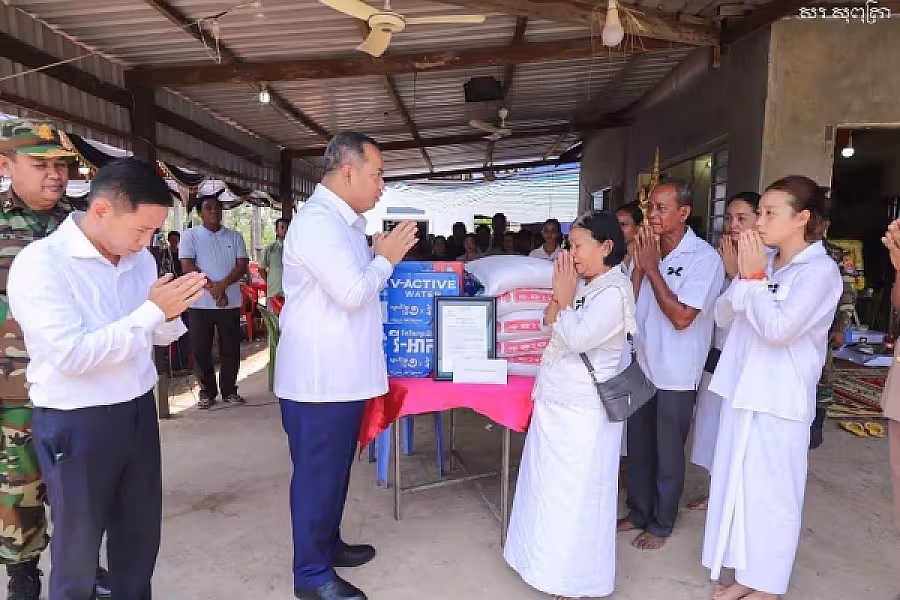 ឯកឧត្តម សរ សុពុត្រា ប្រធាន អ.ន.ក. ខេត្តស្ទឹងត្រែង អញ្ជើញគោរពវិញ្ញាណក្ខន្ធ និងនាំយកអំណោយជូនគ្រួសារសពសមាជិក - Image 5