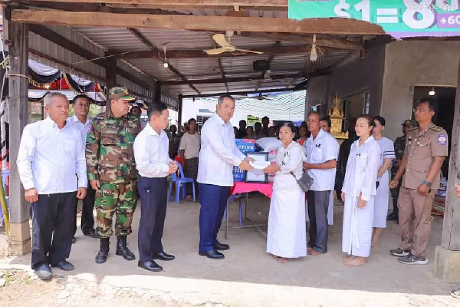 ឯកឧត្តម សរ សុពុត្រា ប្រធាន អ.ន.ក. ខេត្តស្ទឹងត្រែង អញ្ជើញគោរពវិញ្ញាណក្ខន្ធ និងនាំយកអំណោយជូនគ្រួសារសពសមាជិក - Image 6