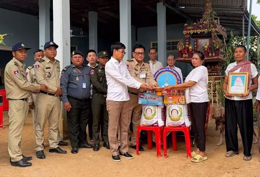 អ.ន.ក.ស្រុកខ្សាច់កណ្តាល នាំយកអំណោយ និងថវិកាបេឡាមរណសង្គ្រោះជូនគ្រួសារសពសមាជិក