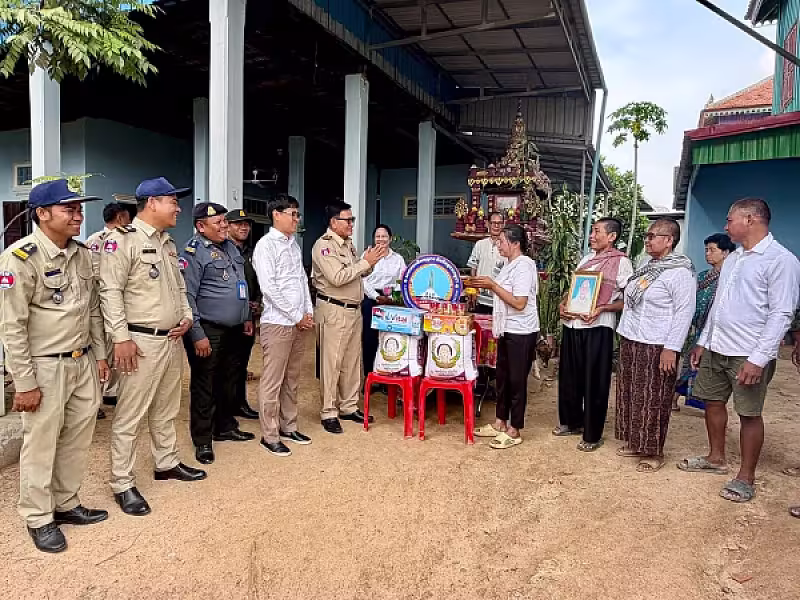 អ.ន.ក.ស្រុកខ្សាច់កណ្តាល នាំយកអំណោយ និងថវិកាបេឡាមរណសង្គ្រោះជូនគ្រួសារសពសមាជិក - Image 2