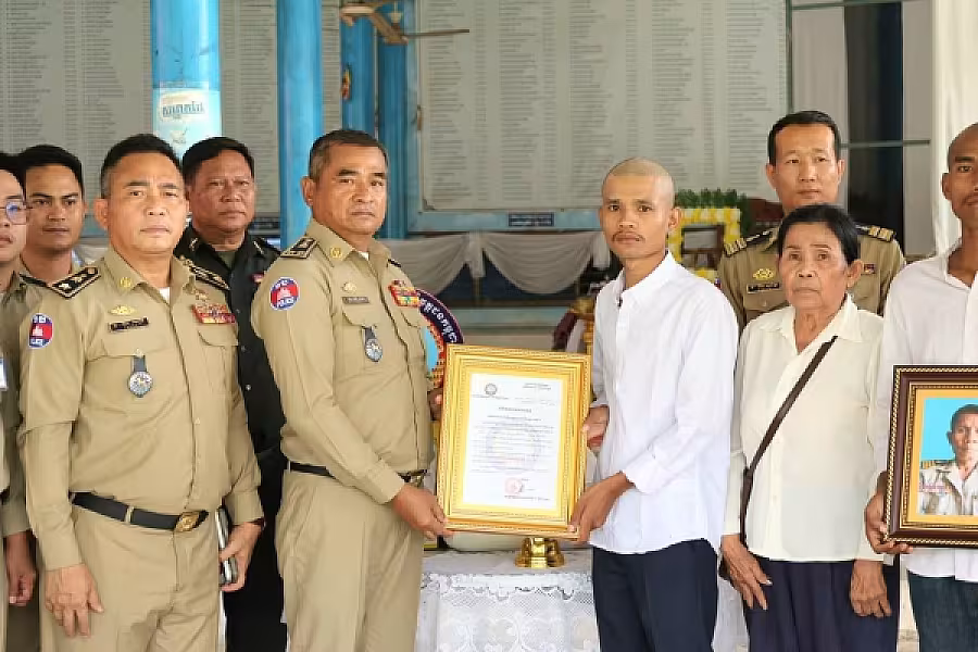 អ.ន.ក. ខេត្តកោះកុង នាំយកអំណោយ និងថវិកាបេឡាមរណសង្គ្រោះប្រគល់ជូនគ្រួសារសពជាសមាជិក - Image 2