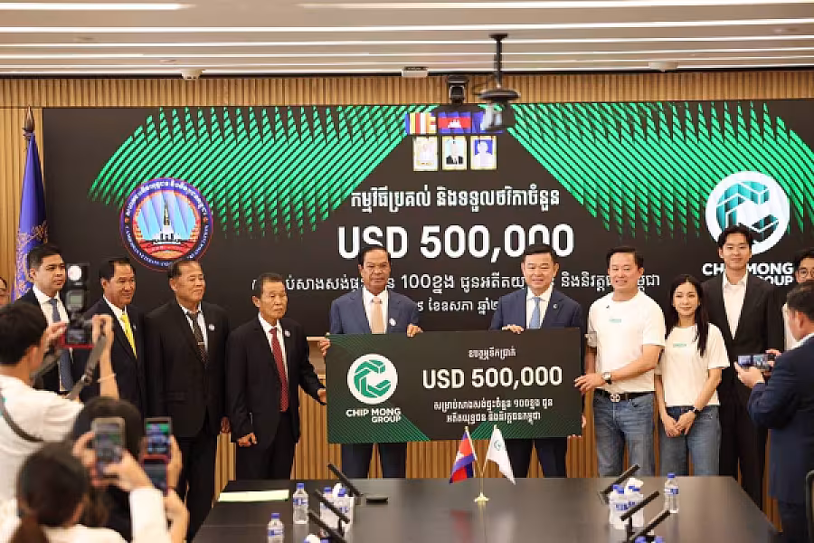 ឯកឧត្តម គន់ គីម អញ្ជើញក្នុងពិធីប្រគល់-ទទួលថវិកា ៥០០,០០០ដុល្លារ ពីក្រុមហ៊ុន ជីប ម៉ុង គ្រុប ដើម្បីសាងសង់ផ្ទះចំនួន ១០០ខ្នងជូនអតីតយុទ្ធជន និងនិវត្តជន - Image 2