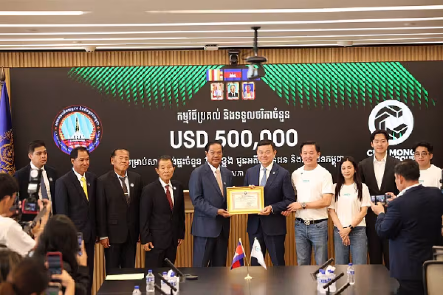 ឯកឧត្តម គន់ គីម អញ្ជើញក្នុងពិធីប្រគល់-ទទួលថវិកា ៥០០,០០០ដុល្លារ ពីក្រុមហ៊ុន ជីប ម៉ុង គ្រុប ដើម្បីសាងសង់ផ្ទះចំនួន ១០០ខ្នងជូនអតីតយុទ្ធជន និងនិវត្តជន - Image 3