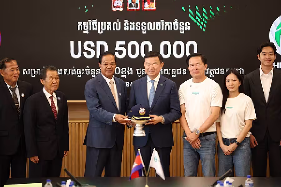 ឯកឧត្តម គន់ គីម អញ្ជើញក្នុងពិធីប្រគល់-ទទួលថវិកា ៥០០,០០០ដុល្លារ ពីក្រុមហ៊ុន ជីប ម៉ុង គ្រុប ដើម្បីសាងសង់ផ្ទះចំនួន ១០០ខ្នងជូនអតីតយុទ្ធជន និងនិវត្តជន - Image 4