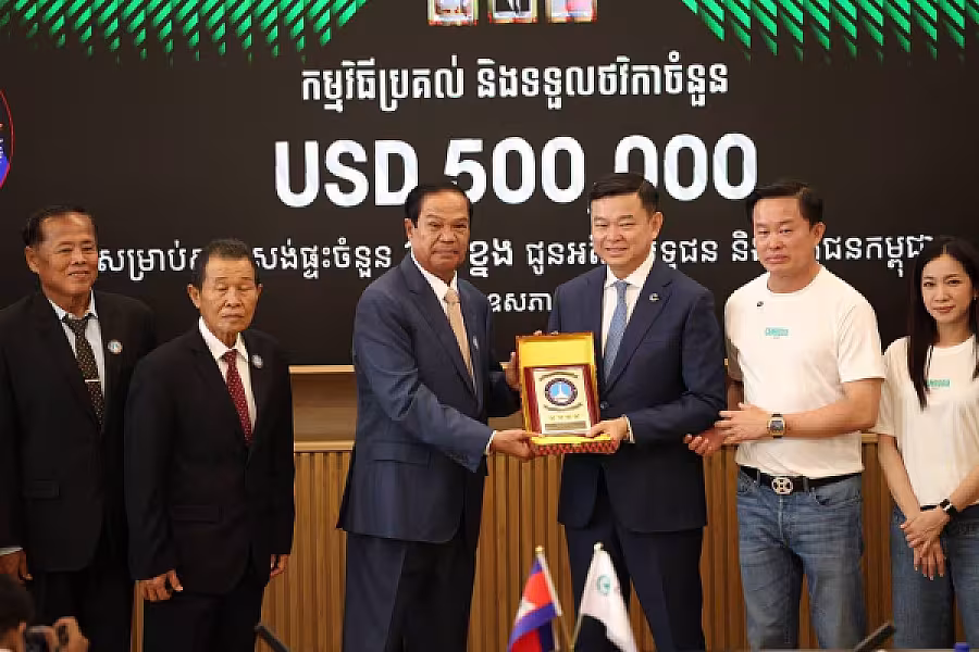 ឯកឧត្តម គន់ គីម អញ្ជើញក្នុងពិធីប្រគល់-ទទួលថវិកា ៥០០,០០០ដុល្លារ ពីក្រុមហ៊ុន ជីប ម៉ុង គ្រុប ដើម្បីសាងសង់ផ្ទះចំនួន ១០០ខ្នងជូនអតីតយុទ្ធជន និងនិវត្តជន - Image 5