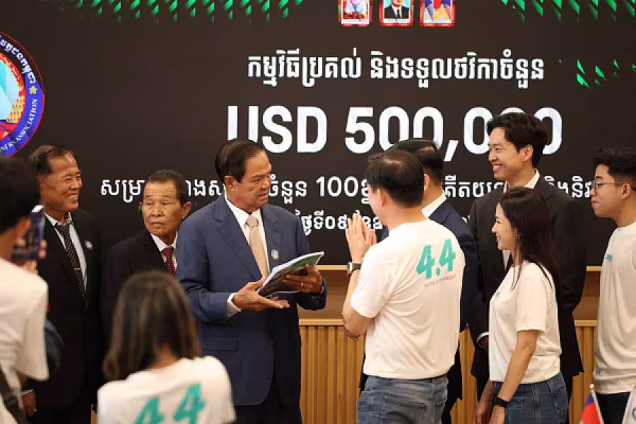 ឯកឧត្តម គន់ គីម អញ្ជើញក្នុងពិធីប្រគល់-ទទួលថវិកា ៥០០,០០០ដុល្លារ ពីក្រុមហ៊ុន ជីប ម៉ុង គ្រុប ដើម្បីសាងសង់ផ្ទះចំនួន ១០០ខ្នងជូនអតីតយុទ្ធជន និងនិវត្តជន - Image 7