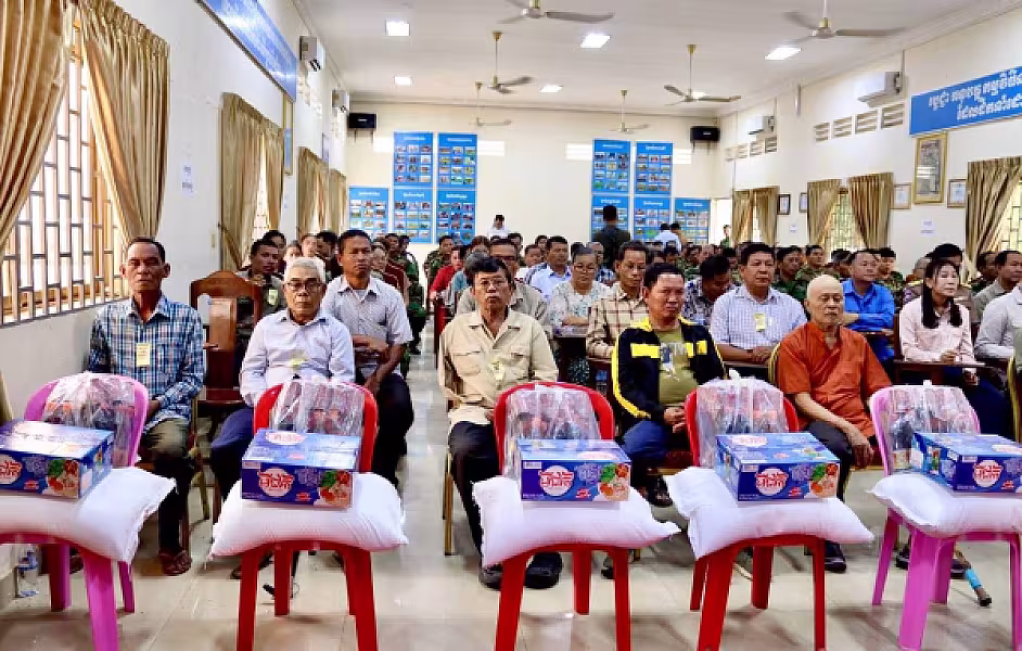 ឯកឧត្តម ឆាយ ឫទ្ធិសែន អញ្ជើញសំណេះសំណាលជាមួយអតីតយុទ្ធជន និវត្តជន នាយទាហាន និងទាហាន នៅខេត្តកំពង់ឆ្នាំង - Image 13