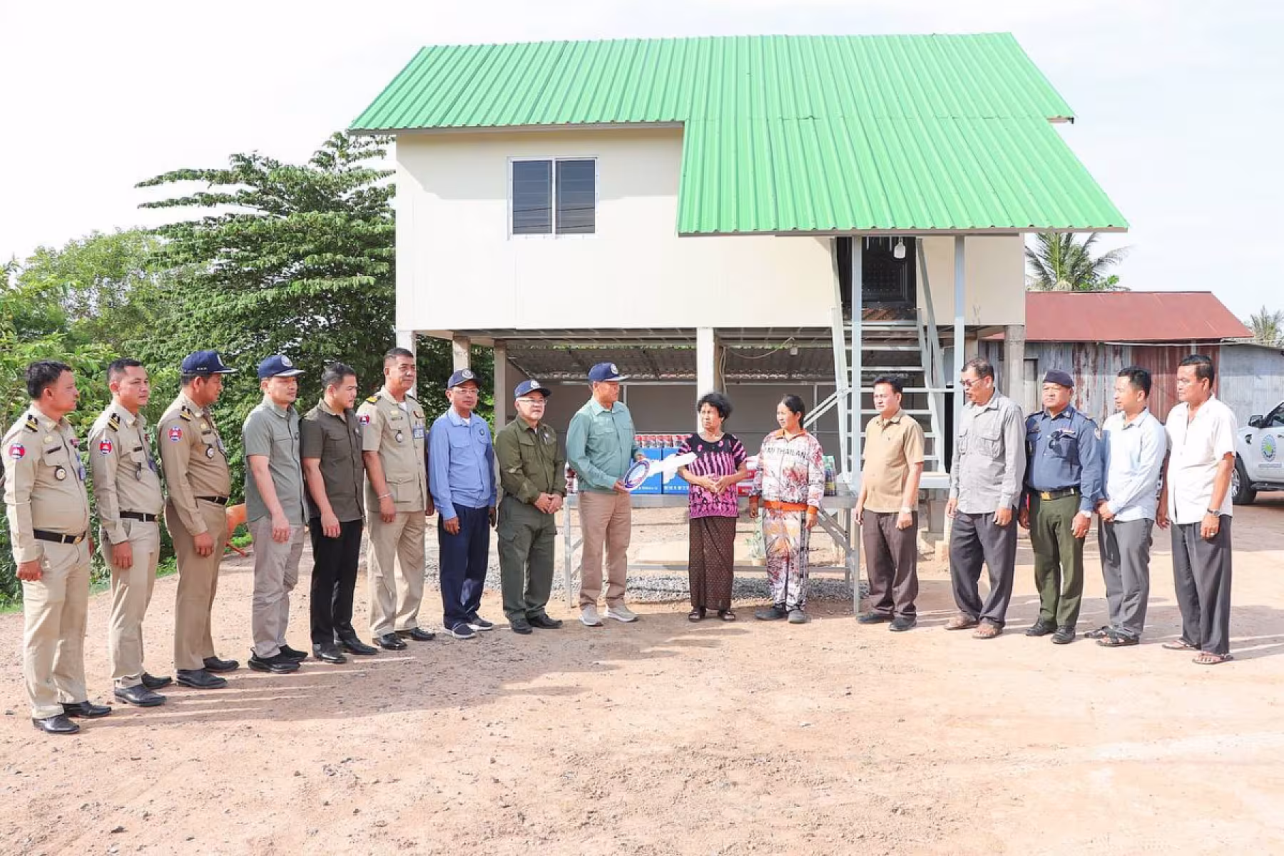 ឯកឧត្តម អ៊ុក ឃ្នួច អញ្ជើញប្រគល់ផ្ទះ២ខ្នង ជូនអតីតយុទ្ធជន និងគ្រួសារពលីមានដីអត់ផ្ទះ ក្នុងខេត្តបាត់ដំបង