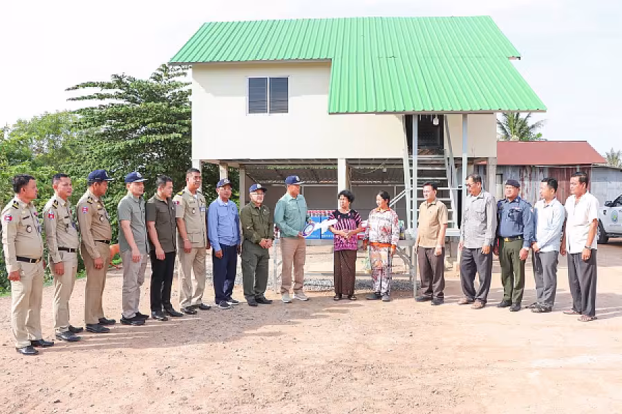 ឯកឧត្តម អ៊ុក ឃ្នួច អញ្ជើញប្រគល់ផ្ទះ២ខ្នង ជូនអតីតយុទ្ធជន និងគ្រួសារពលីមានដីអត់ផ្ទះ ក្នុងខេត្តបាត់ដំបង