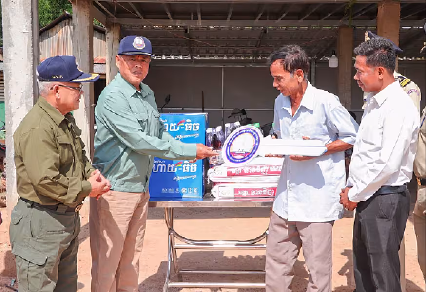 ឯកឧត្តម អ៊ុក ឃ្នួច អញ្ជើញប្រគល់ផ្ទះ២ខ្នង ជូនអតីតយុទ្ធជន និងគ្រួសារពលីមានដីអត់ផ្ទះ ក្នុងខេត្តបាត់ដំបង - Image 3