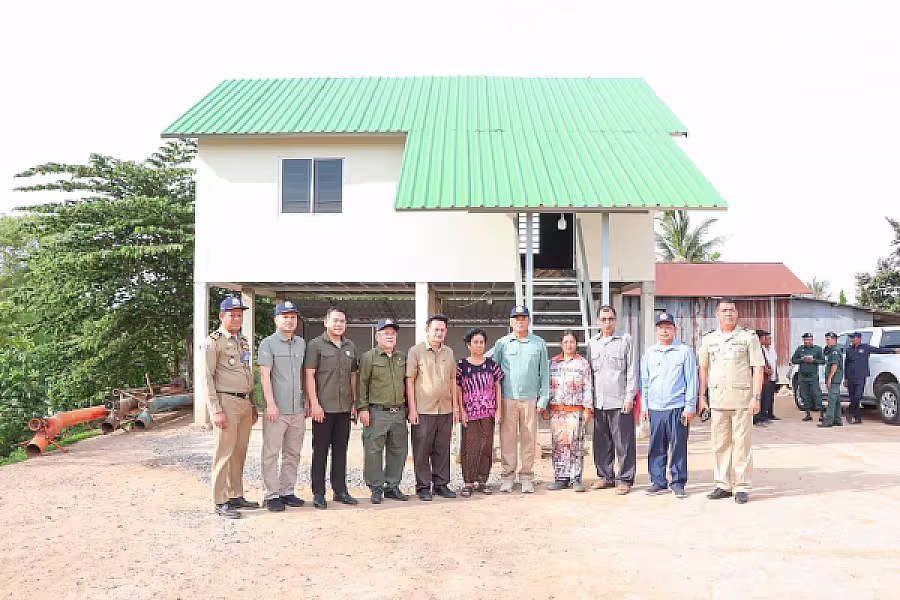 ឯកឧត្តម អ៊ុក ឃ្នួច អញ្ជើញប្រគល់ផ្ទះ២ខ្នង ជូនអតីតយុទ្ធជន និងគ្រួសារពលីមានដីអត់ផ្ទះ ក្នុងខេត្តបាត់ដំបង - Image 5