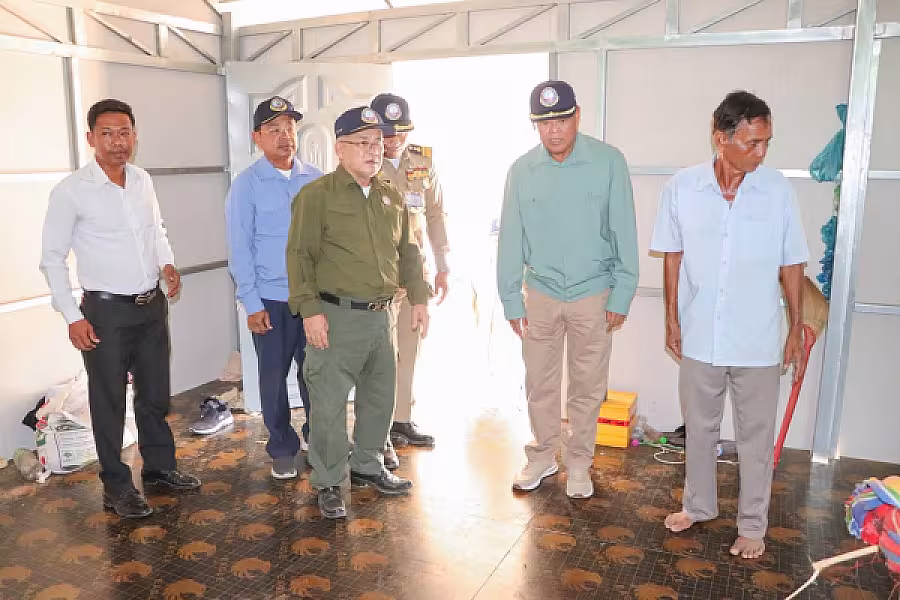 ឯកឧត្តម អ៊ុក ឃ្នួច អញ្ជើញប្រគល់ផ្ទះ២ខ្នង ជូនអតីតយុទ្ធជន និងគ្រួសារពលីមានដីអត់ផ្ទះ ក្នុងខេត្តបាត់ដំបង - Image 6