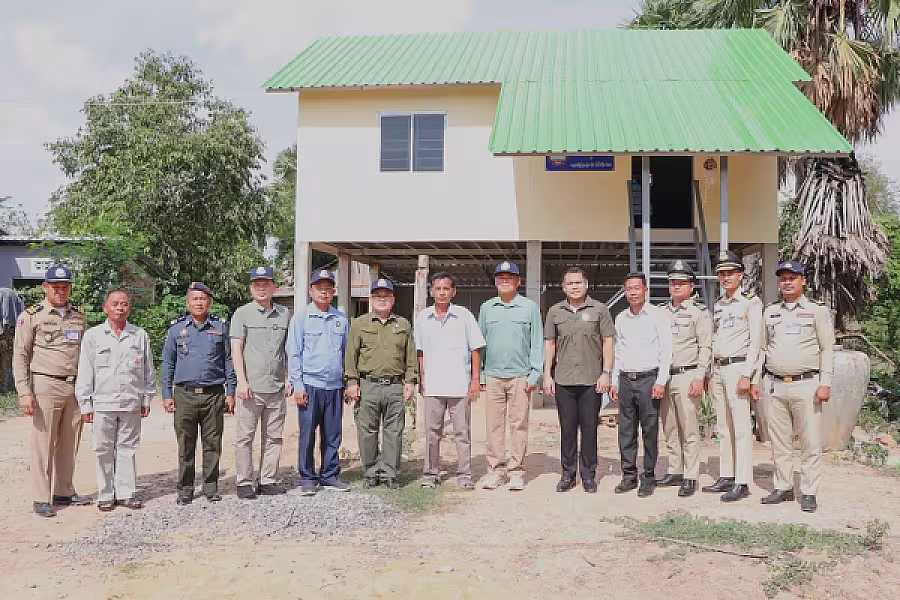 ឯកឧត្តម អ៊ុក ឃ្នួច អញ្ជើញប្រគល់ផ្ទះ២ខ្នង ជូនអតីតយុទ្ធជន និងគ្រួសារពលីមានដីអត់ផ្ទះ ក្នុងខេត្តបាត់ដំបង - Image 9