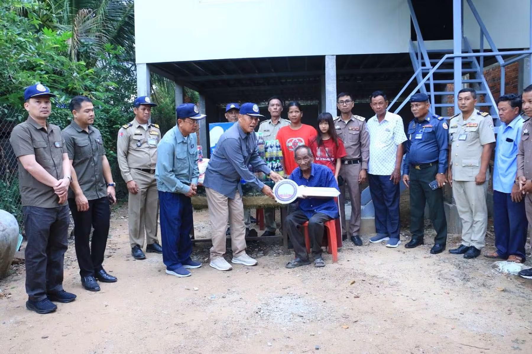 ឯកឧត្តម អ៊ុក ឃ្នួច អញ្ជើញប្រគល់ផ្ទះ៣ខ្នង ជូនអតីតយុទ្ធជន និងនិវត្តជន មានដីអត់ផ្ទះ ក្នុងខេត្តបាត់ដំបង
