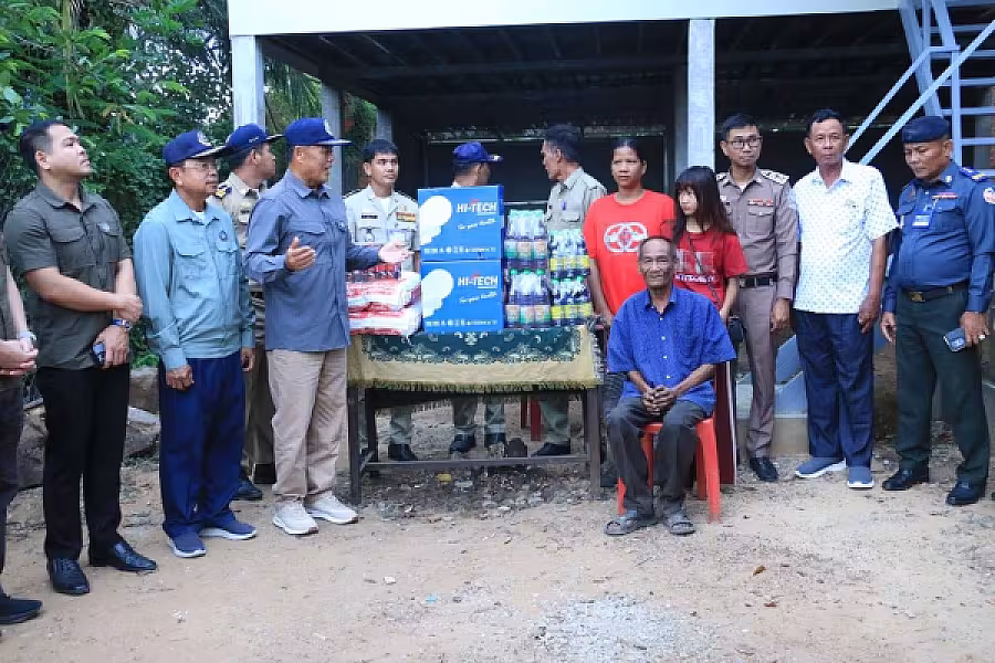 ឯកឧត្តម អ៊ុក ឃ្នួច អញ្ជើញប្រគល់ផ្ទះ៣ខ្នង ជូនអតីតយុទ្ធជន និងនិវត្តជន មានដីអត់ផ្ទះ ក្នុងខេត្តបាត់ដំបង - Image 2