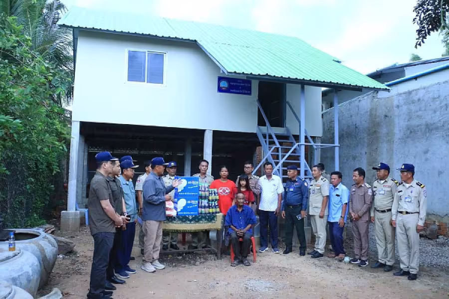 ឯកឧត្តម អ៊ុក ឃ្នួច អញ្ជើញប្រគល់ផ្ទះ៣ខ្នង ជូនអតីតយុទ្ធជន និងនិវត្តជន មានដីអត់ផ្ទះ ក្នុងខេត្តបាត់ដំបង - Image 3
