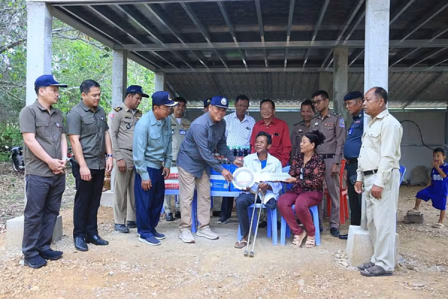 ឯកឧត្តម អ៊ុក ឃ្នួច អញ្ជើញប្រគល់ផ្ទះ៣ខ្នង ជូនអតីតយុទ្ធជន និងនិវត្តជន មានដីអត់ផ្ទះ ក្នុងខេត្តបាត់ដំបង - Image 4