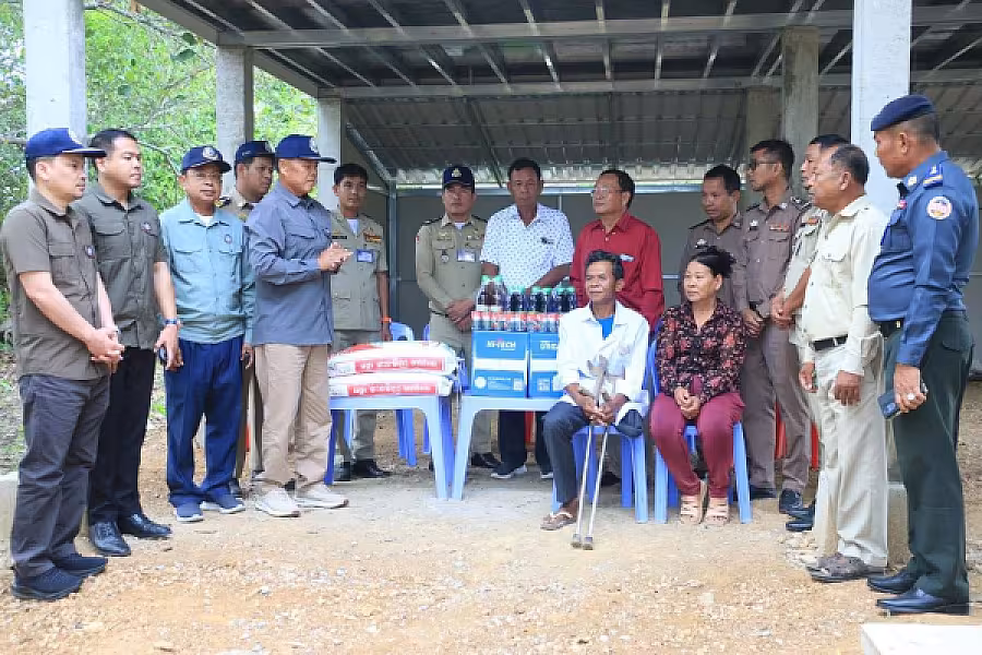 ឯកឧត្តម អ៊ុក ឃ្នួច អញ្ជើញប្រគល់ផ្ទះ៣ខ្នង ជូនអតីតយុទ្ធជន និងនិវត្តជន មានដីអត់ផ្ទះ ក្នុងខេត្តបាត់ដំបង - Image 5
