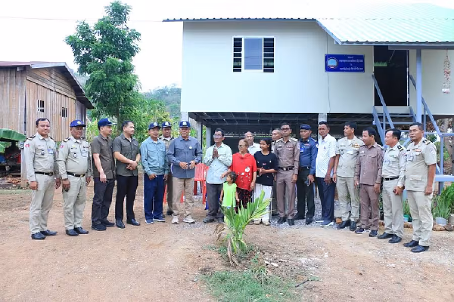 ឯកឧត្តម អ៊ុក ឃ្នួច អញ្ជើញប្រគល់ផ្ទះ៣ខ្នង ជូនអតីតយុទ្ធជន និងនិវត្តជន មានដីអត់ផ្ទះ ក្នុងខេត្តបាត់ដំបង - Image 6