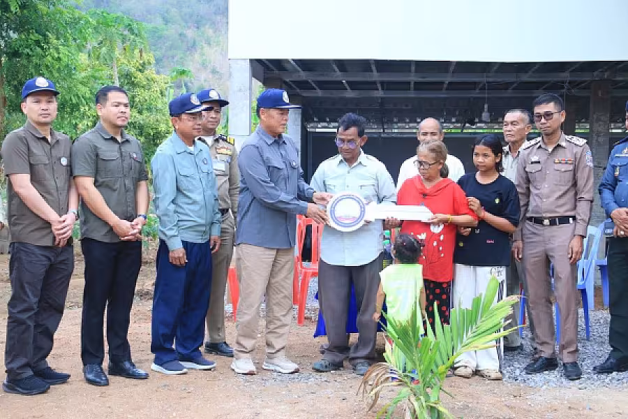 ឯកឧត្តម អ៊ុក ឃ្នួច អញ្ជើញប្រគល់ផ្ទះ៣ខ្នង ជូនអតីតយុទ្ធជន និងនិវត្តជន មានដីអត់ផ្ទះ ក្នុងខេត្តបាត់ដំបង - Image 7
