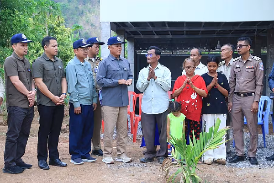 ឯកឧត្តម អ៊ុក ឃ្នួច អញ្ជើញប្រគល់ផ្ទះ៣ខ្នង ជូនអតីតយុទ្ធជន និងនិវត្តជន មានដីអត់ផ្ទះ ក្នុងខេត្តបាត់ដំបង - Image 9