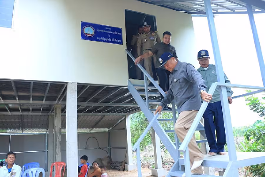 ឯកឧត្តម អ៊ុក ឃ្នួច អញ្ជើញប្រគល់ផ្ទះ៣ខ្នង ជូនអតីតយុទ្ធជន និងនិវត្តជន មានដីអត់ផ្ទះ ក្នុងខេត្តបាត់ដំបង - Image 10