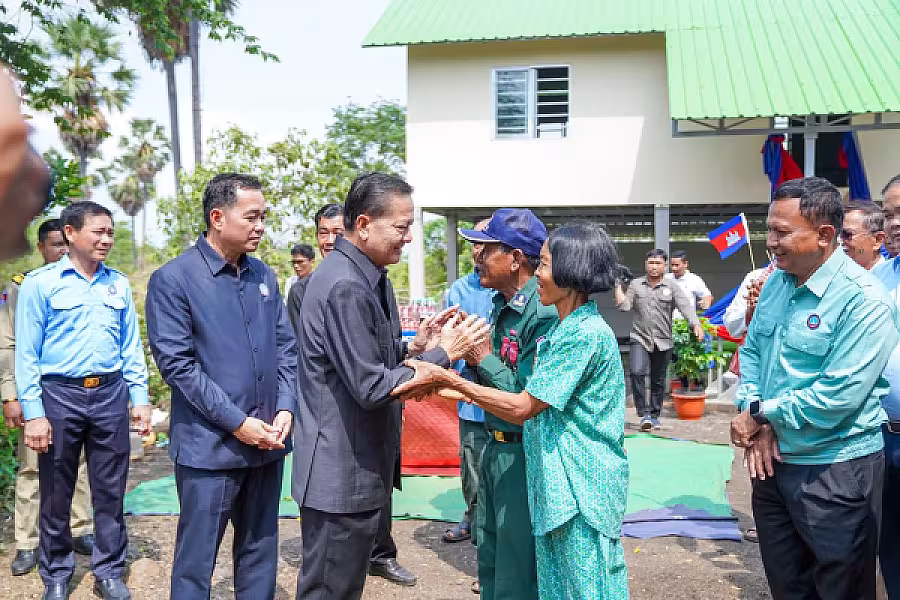 ឯកឧត្តមសន្តិបណ្ឌិត នេត សាវឿន អញ្ជើញប្រគល់ផ្ទះជូនអតីតយុទ្ធជន ក្នុងខេត្តកំពង់ចាម - Image 4