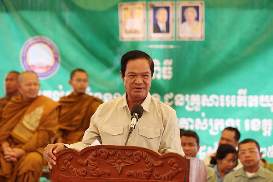 សម្តេចព្រះមហាសង្ឃរាជ បួរ គ្រី យាងជាព្រះរាជធិបតីពិធីប្រគល់ផ្ទះចំនួន ១០៤ខ្នង ជូនអតីតយុទ្ធជន និងនិវត្តជននៅស្រុកគាស់ក្រឡ ខេត្តបាត់ដំបង  - Image 3