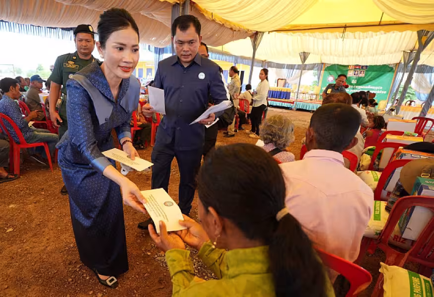 សម្តេចព្រះមហាសង្ឃរាជ បួរ គ្រី យាងជាព្រះរាជធិបតីពិធីប្រគល់ផ្ទះចំនួន ១០៤ខ្នង ជូនអតីតយុទ្ធជន និងនិវត្តជននៅស្រុកគាស់ក្រឡ ខេត្តបាត់ដំបង  - Image 10