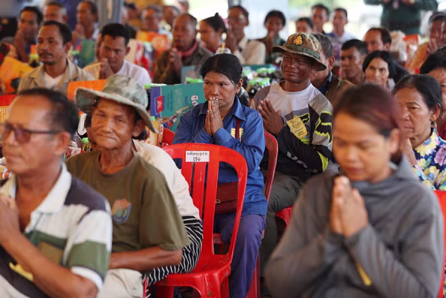 សម្តេចព្រះមហាសង្ឃរាជ បួរ គ្រី យាងជាព្រះរាជធិបតីពិធីប្រគល់ផ្ទះចំនួន ១០៤ខ្នង ជូនអតីតយុទ្ធជន និងនិវត្តជននៅស្រុកគាស់ក្រឡ ខេត្តបាត់ដំបង  - Image 13