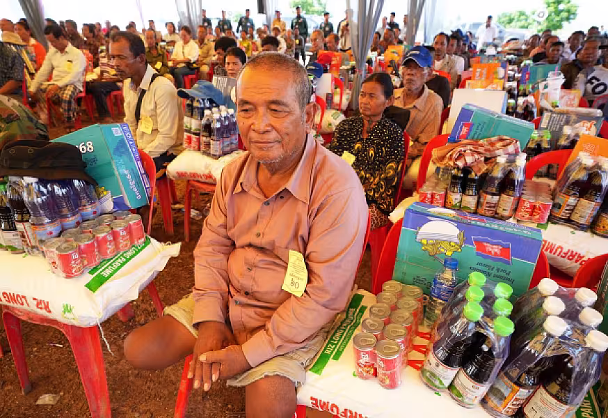 សម្តេចព្រះមហាសង្ឃរាជ បួរ គ្រី យាងជាព្រះរាជធិបតីពិធីប្រគល់ផ្ទះចំនួន ១០៤ខ្នង ជូនអតីតយុទ្ធជន និងនិវត្តជននៅស្រុកគាស់ក្រឡ ខេត្តបាត់ដំបង  - Image 15