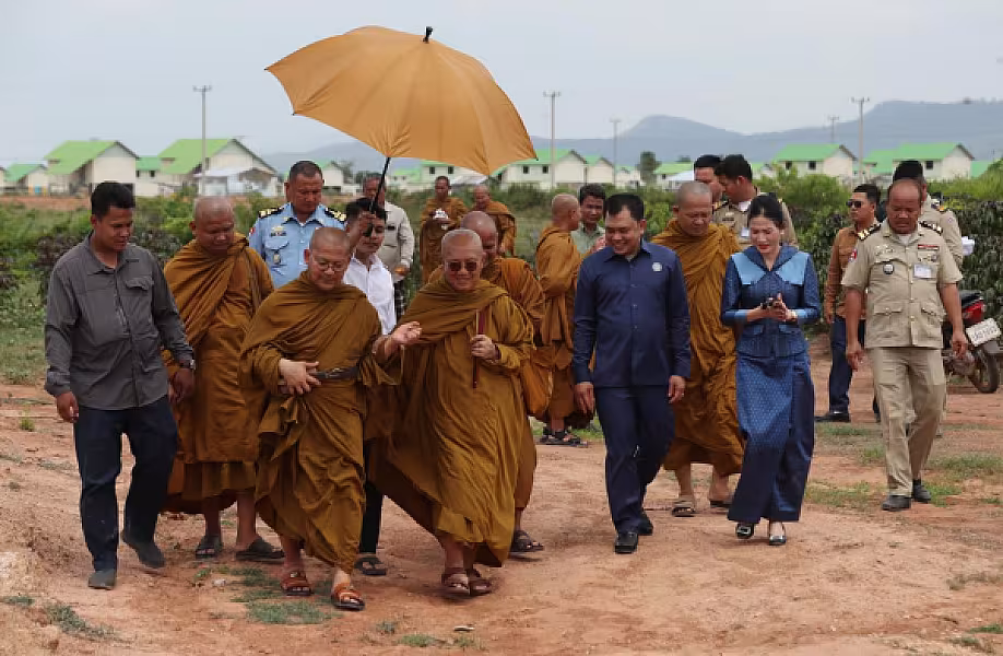 សម្តេចព្រះមហាសង្ឃរាជ បួរ គ្រី យាងជាព្រះរាជធិបតីពិធីប្រគល់ផ្ទះចំនួន ១០៤ខ្នង ជូនអតីតយុទ្ធជន និងនិវត្តជននៅស្រុកគាស់ក្រឡ ខេត្តបាត់ដំបង  - Image 17