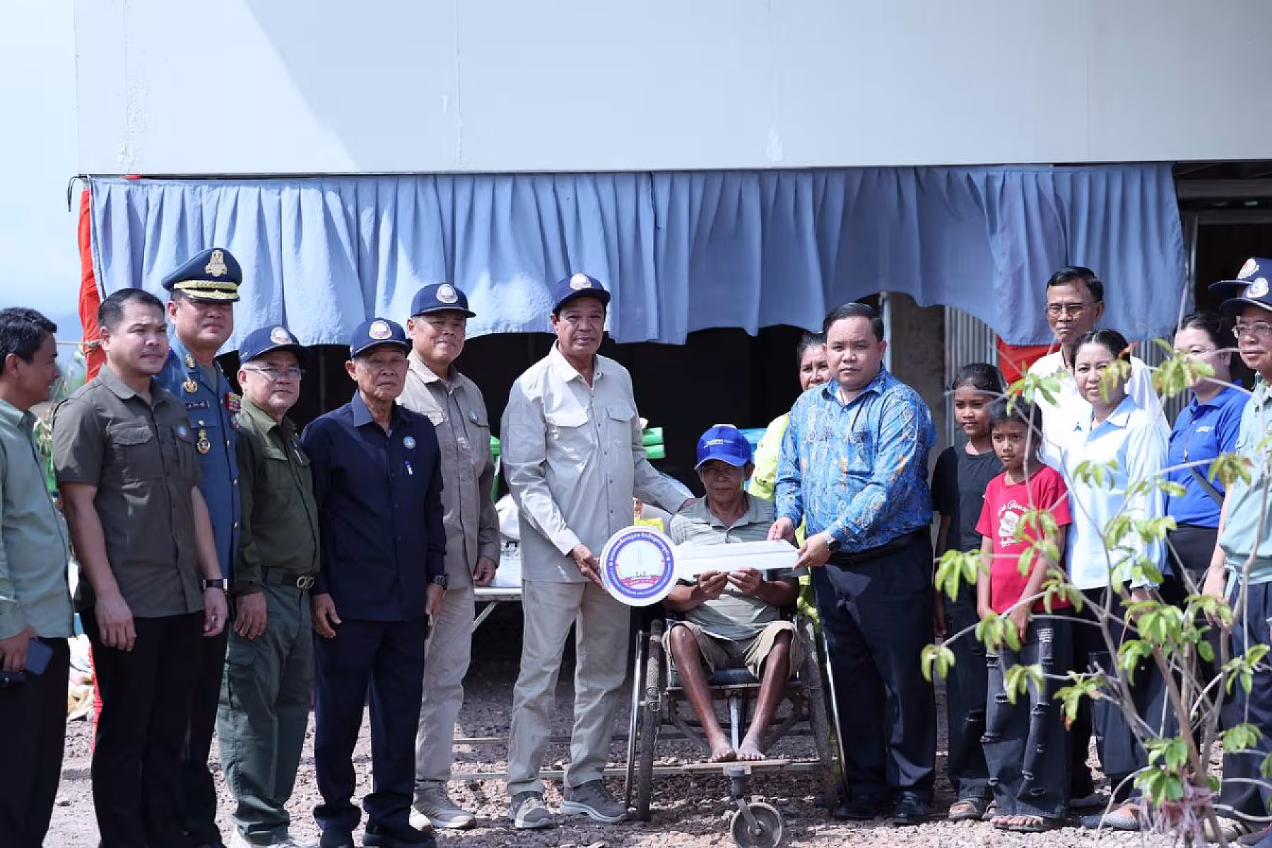 ឯកឧត្តម គន់ គីម អញ្ជើញប្រគល់ផ្ទះចំនួន ៤០ខ្នង របស់អ្នកឧកញ៉ា វិញ ហួរ ប្រគល់ជូនអតីតយុទ្ធជន និងនិវត្តជន ក្នុងខេត្តបាត់ដំបង