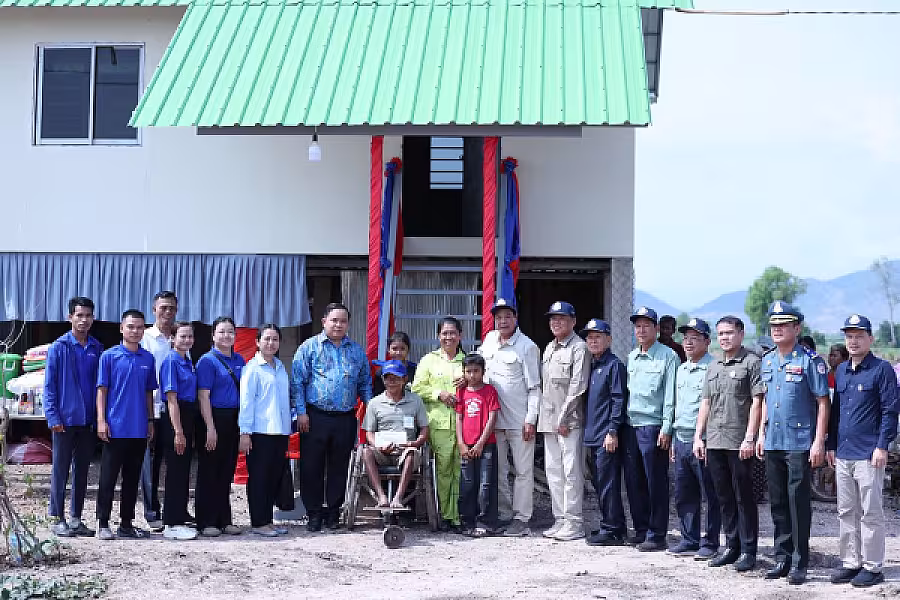 ឯកឧត្តម គន់ គីម អញ្ជើញប្រគល់ផ្ទះចំនួន ៤០ខ្នង របស់អ្នកឧកញ៉ា វិញ ហួរ ប្រគល់ជូនអតីតយុទ្ធជន និងនិវត្តជន ក្នុងខេត្តបាត់ដំបង - Image 3