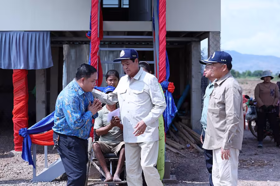 ឯកឧត្តម គន់ គីម អញ្ជើញប្រគល់ផ្ទះចំនួន ៤០ខ្នង របស់អ្នកឧកញ៉ា វិញ ហួរ ប្រគល់ជូនអតីតយុទ្ធជន និងនិវត្តជន ក្នុងខេត្តបាត់ដំបង - Image 4