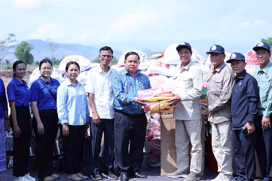 ឯកឧត្តម គន់ គីម អញ្ជើញប្រគល់ផ្ទះចំនួន ៤០ខ្នង របស់អ្នកឧកញ៉ា វិញ ហួរ ប្រគល់ជូនអតីតយុទ្ធជន និងនិវត្តជន ក្នុងខេត្តបាត់ដំបង - Image 6