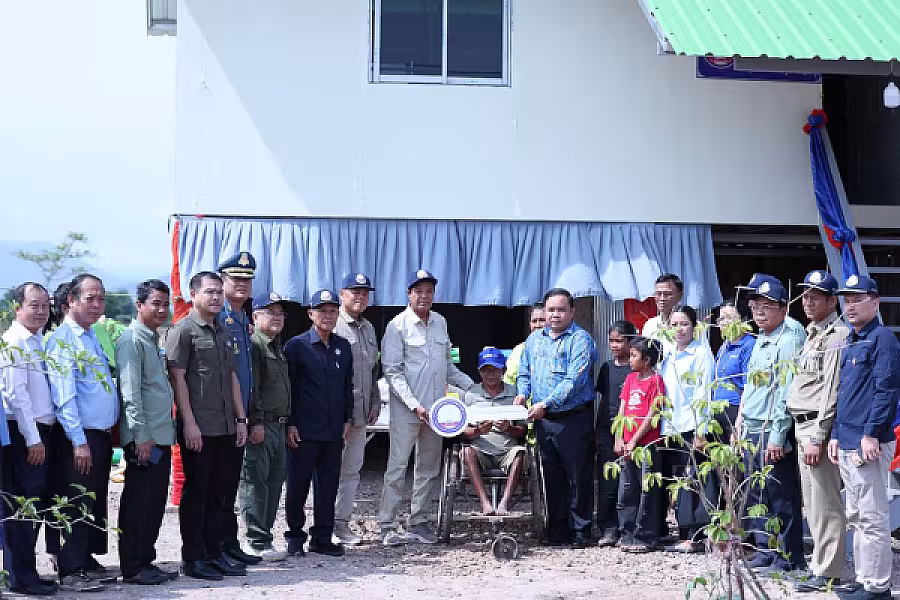 ឯកឧត្តម គន់ គីម អញ្ជើញប្រគល់ផ្ទះចំនួន ៤០ខ្នង របស់អ្នកឧកញ៉ា វិញ ហួរ ប្រគល់ជូនអតីតយុទ្ធជន និងនិវត្តជន ក្នុងខេត្តបាត់ដំបង - Image 7