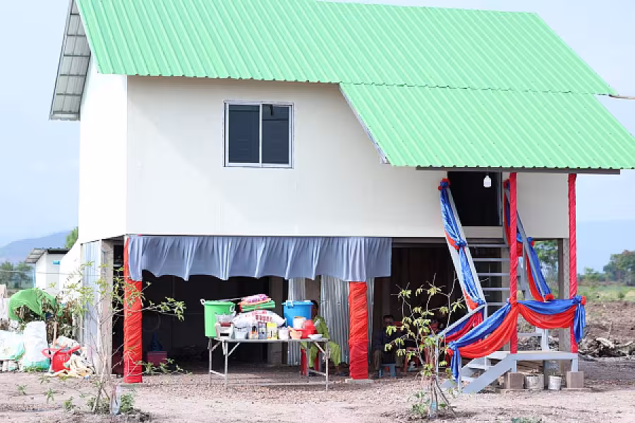 ឯកឧត្តម គន់ គីម អញ្ជើញប្រគល់ផ្ទះចំនួន ៤០ខ្នង របស់អ្នកឧកញ៉ា វិញ ហួរ ប្រគល់ជូនអតីតយុទ្ធជន និងនិវត្តជន ក្នុងខេត្តបាត់ដំបង - Image 9