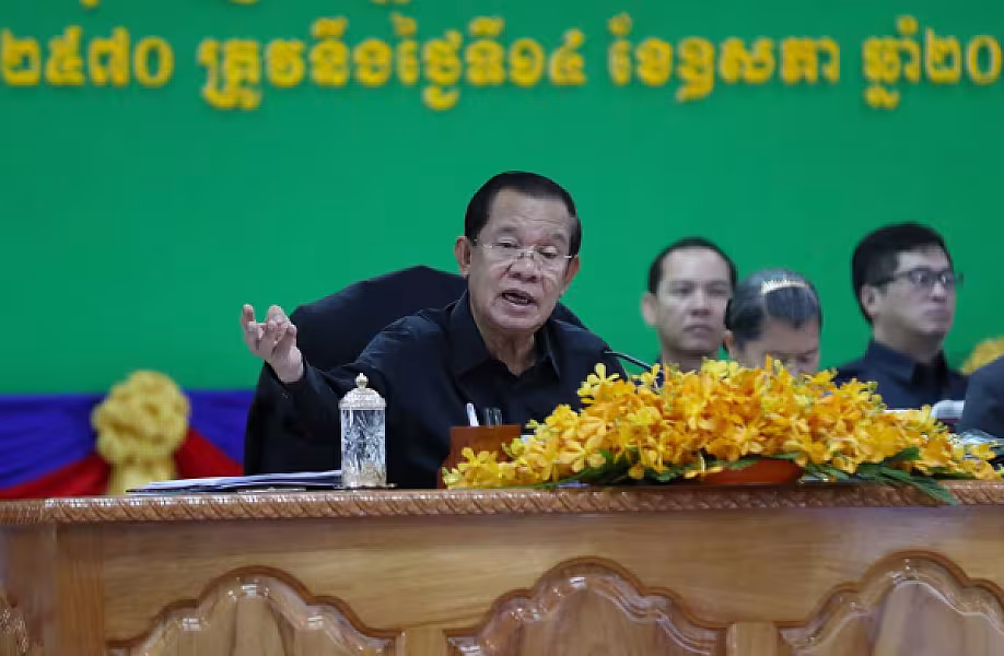 សម្តេចតេជោ ហ៊ុន សែន អញ្ជើញជាអធិបតីភាពក្នុងពិធីសំណេះសំណាលជាមួយក្រុមប្រឹក្សាខេត្ត ក្រុង ស្រុក ឃុំ សង្កាត់ និងថ្នាក់ដឹកនាំមន្ទីរ អង្គភាពនានាជុំវិញខេត្តស្វាយរៀង - Image 2