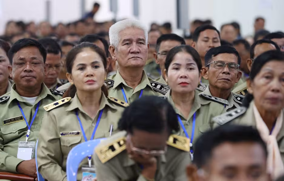 សម្តេចតេជោ ហ៊ុន សែន អញ្ជើញជាអធិបតីភាពក្នុងពិធីសំណេះសំណាលជាមួយក្រុមប្រឹក្សាខេត្ត ក្រុង ស្រុក ឃុំ សង្កាត់ និងថ្នាក់ដឹកនាំមន្ទីរ អង្គភាពនានាជុំវិញខេត្តស្វាយរៀង - Image 15