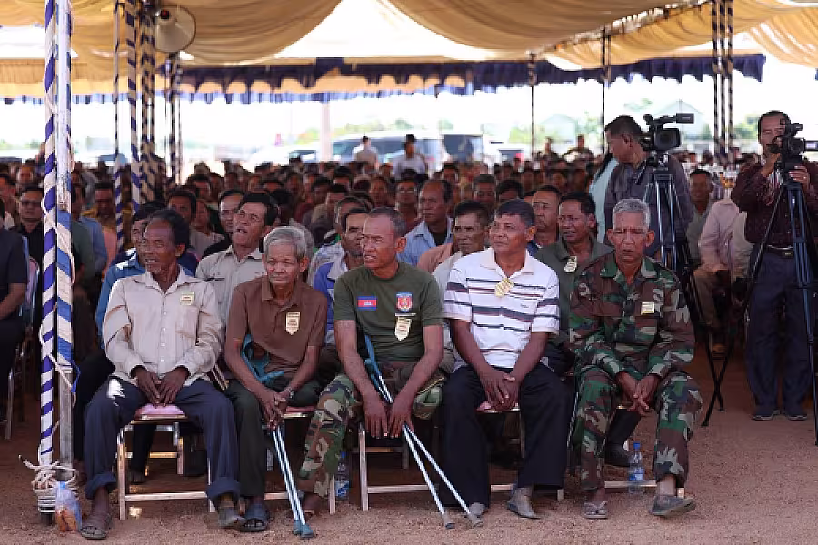 ផ្ទះ១០០ខ្នង ជាអំណោយរបស់សម្តេចធិបតី ហ៊ុន ម៉ាណែត និងលោកជំទាវ ពេជ ចន្ទមុនី បានប្រគល់ជូនអតីតយុទ្ធជន មកពីខេត្តកណ្តាល និងខេត្តកំពង់ឆ្នាំង - Image 10