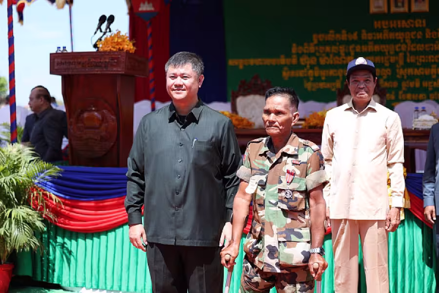 ផ្ទះ១០០ខ្នង ជាអំណោយរបស់សម្តេចធិបតី ហ៊ុន ម៉ាណែត និងលោកជំទាវ ពេជ ចន្ទមុនី បានប្រគល់ជូនអតីតយុទ្ធជន មកពីខេត្តកណ្តាល និងខេត្តកំពង់ឆ្នាំង - Image 19