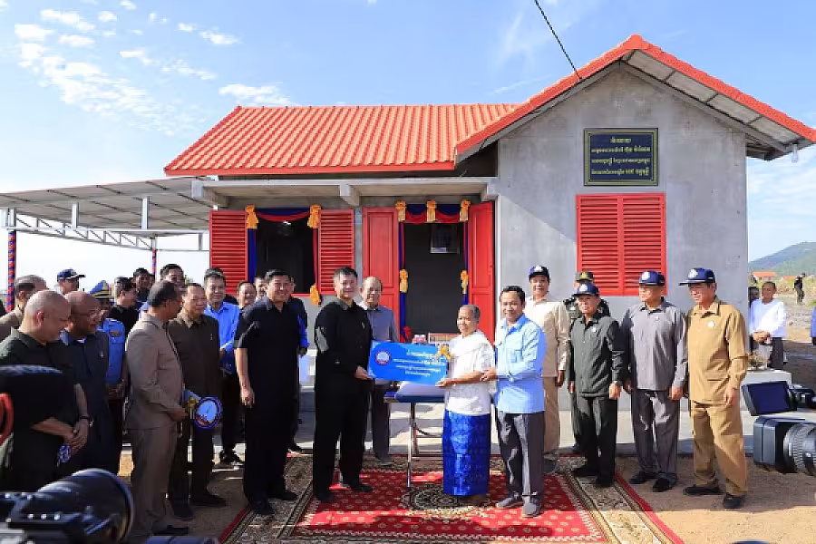 ផ្ទះ១០០ខ្នង ជាអំណោយរបស់សម្តេចធិបតី ហ៊ុន ម៉ាណែត និងលោកជំទាវ ពេជ ចន្ទមុនី បានប្រគល់ជូនអតីតយុទ្ធជន មកពីខេត្តកណ្តាល និងខេត្តកំពង់ឆ្នាំង - Image 20