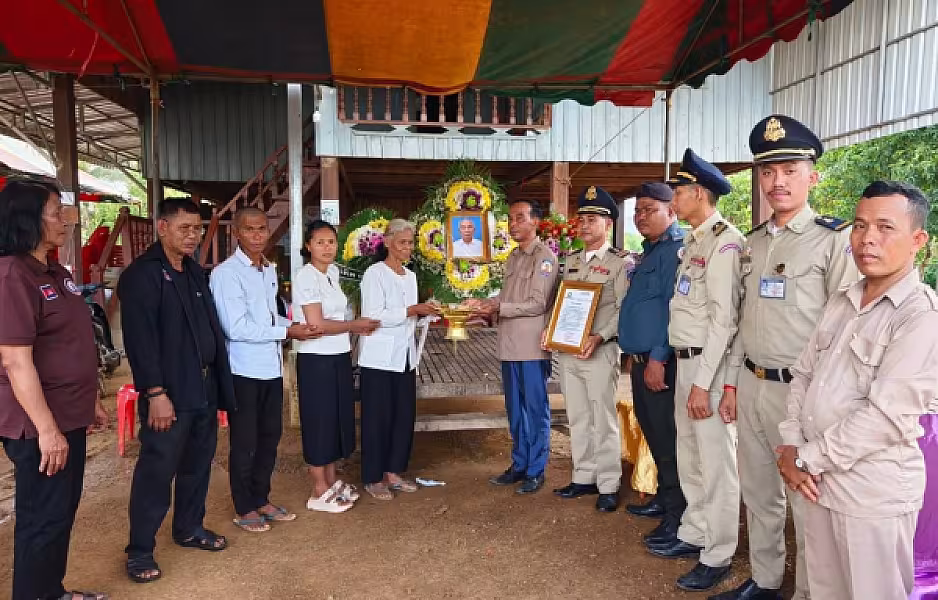 អ.ន.ក. ស្រុកសំឡូត នាំយកថវិកាបេឡាមរណសង្គ្រោះជូនគ្រួសារសពសមាជិក